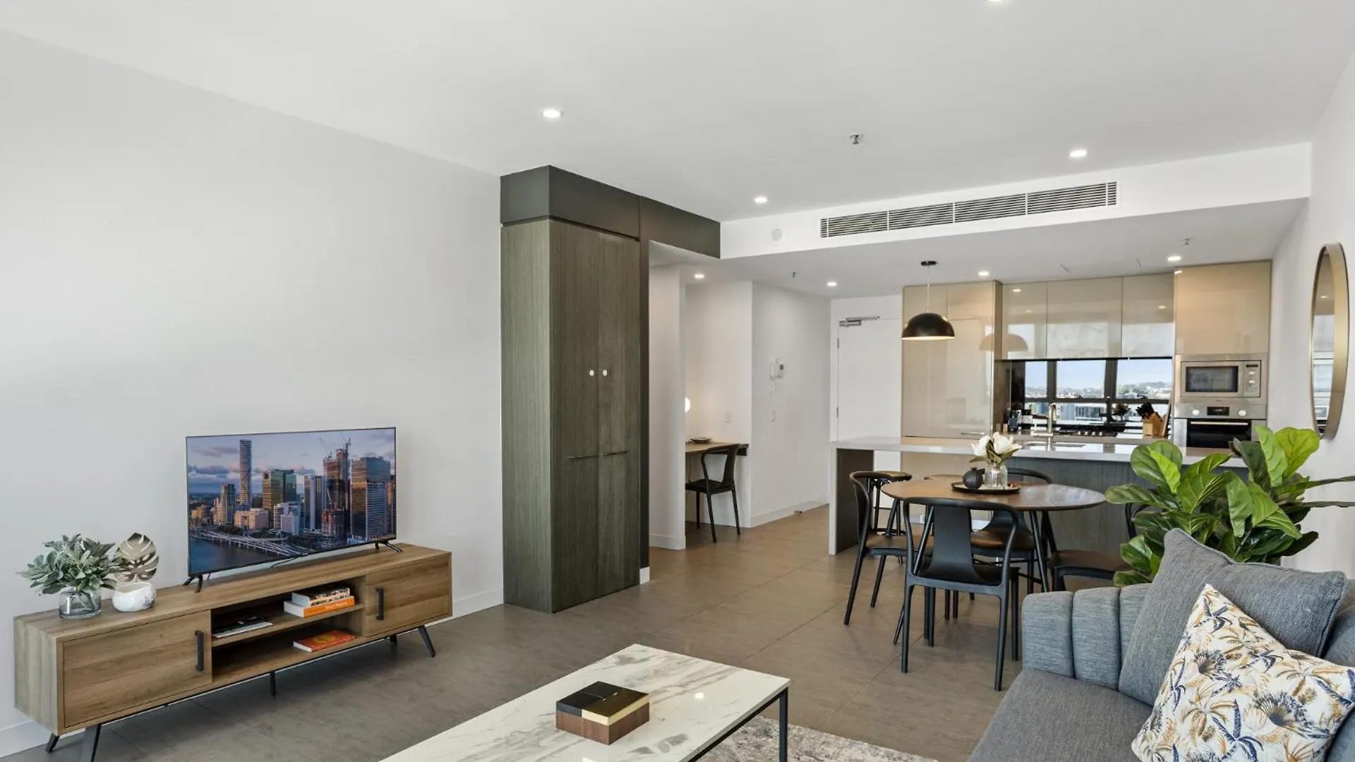 Executive 2-Bed With Stadium View, Great Amenities Brisbane Apartment